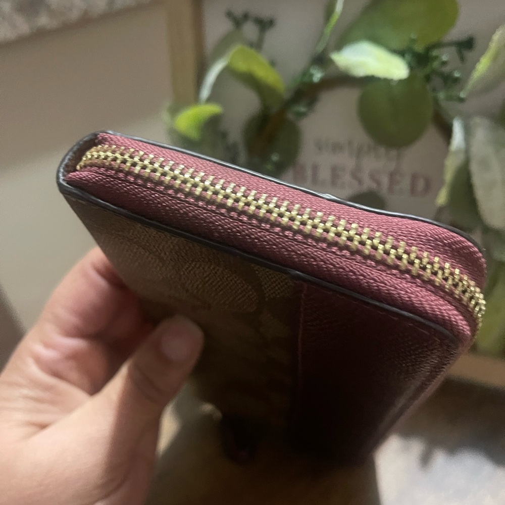 Coach Rehab Wallet
Peeling inside
Outside is great condition - Picture 10 of 11